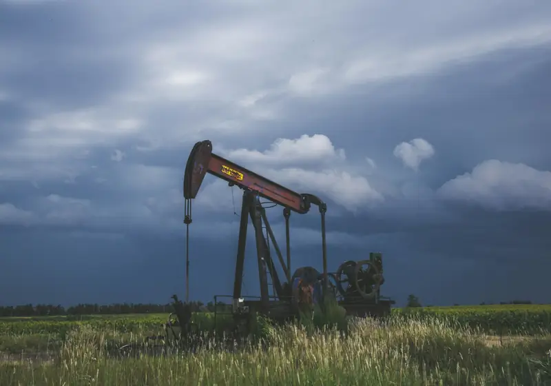 Equipo de bombeo petrolero en un yacimiento